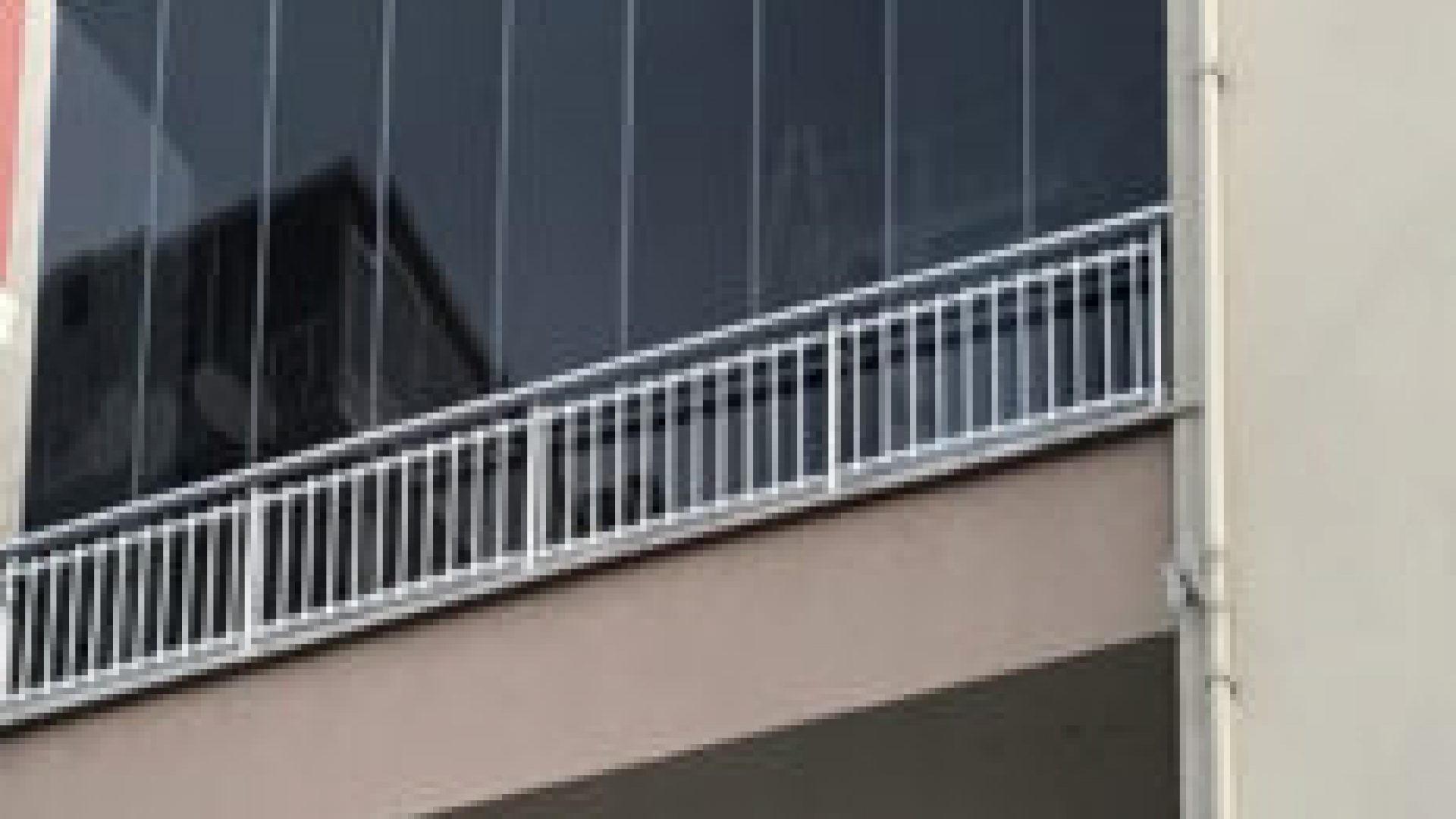 cam-balkon-fiyatlari-232x300